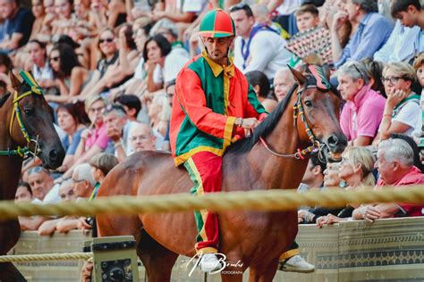 Palio Di Siena Del Agosto Il Drago Vince La Seconda Prova