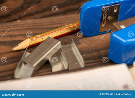 Grapadoras De Grapadora De Oficina Y Papel Blanco Sobre La Mesa Cerrar