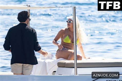 Kelsey Calemine Sexy Seen Flaunting Her Hot Body Wearing A Yellow