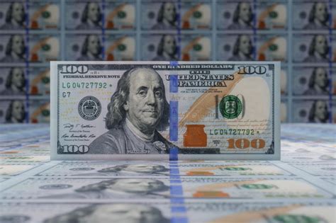 Курс доллара продолжает снижение, рубль подорожал