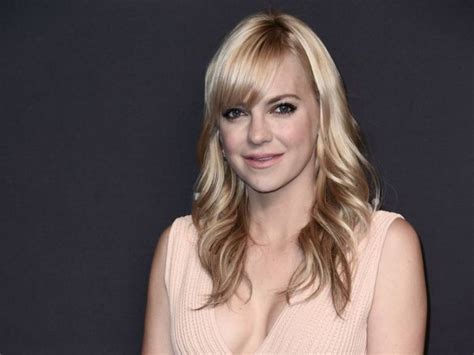 Cbs Sitcom Mom Is Losing One Of Its Two Title Characters Anna Faris Will Not Be Returning To