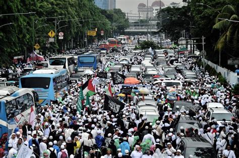 Indonesia: Huge Crowd Holds Pre-Poll Prayers in Jakarta — BenarNews