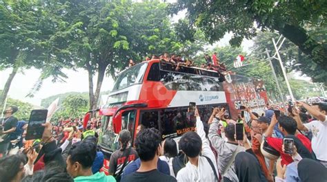 Menpora Dito Ikut Bus Timnas Indonesia U Dalam Arak Arakan Sea Games