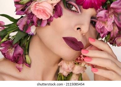 Im Genes De Una Manicura Larga Y Hermosa Con Flores En Los Dedos