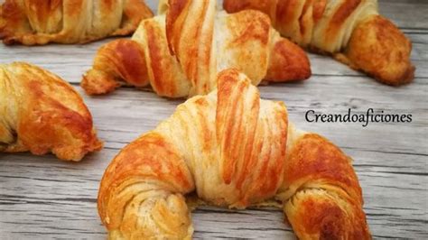 Croissants De Mantequilla Caseros En La Comunidad De Cocina