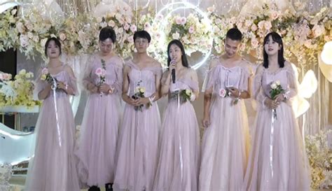 【娱乐侠女玉娇龙】暖心！新娘结婚时3位男性朋友穿裙子送祝福：伴娘界的天花板 14万粉丝4万作品热议中 资讯视频 免费在线观看 爱奇艺