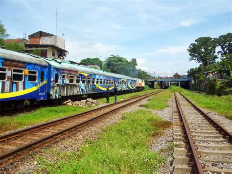 Kereta Api Indonesia Rangkaian KA Penataran Ekspress Lepas Stasiun