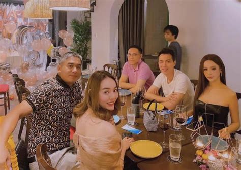 Vân Hugo cùng hội bạn bè hot girl đến chúc mừng sinh nhật Hạnh Sino