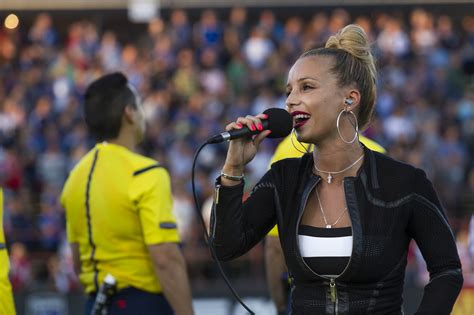 Holofote Luciana Abreu Canta O Hino Nos Eua