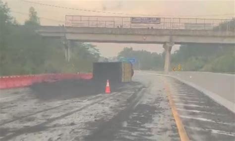 Ban Belakang Pecah Truk Angkut Batu Bara Terguling Di Tol Balikpapan