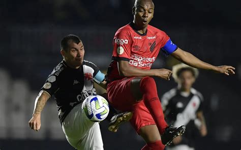 Athletico PR vence em São Januário pela primeira vez e empurra Vasco