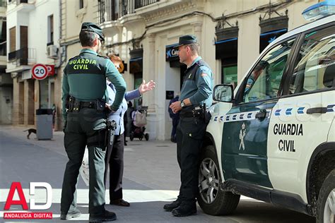 La Guardia Civil detiene a dos jóvenes por vender droga en parques y