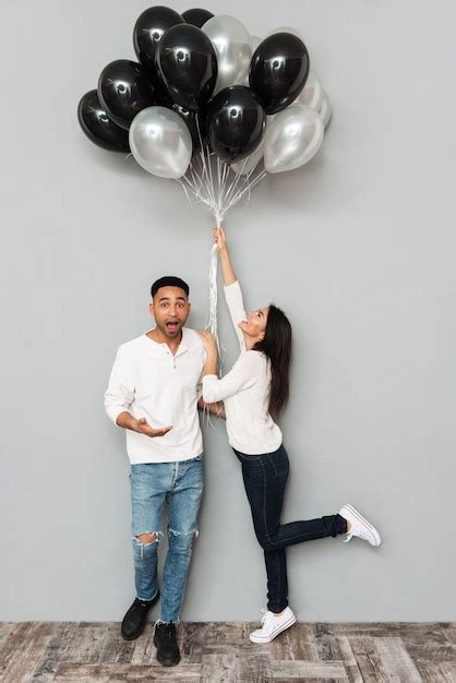 Feliz Pareja Amorosa Con Globos Foto Premium