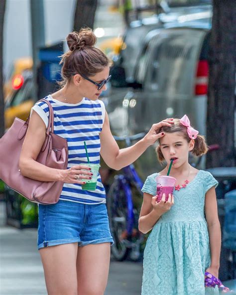 Photo Exclusif Katie Holmes Et Sa Fille Suri Cruise Se Prom Nent