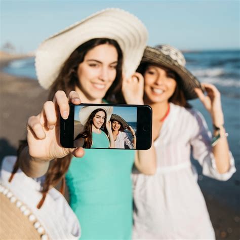 Filles prenant selfie à la plage Photo Gratuite