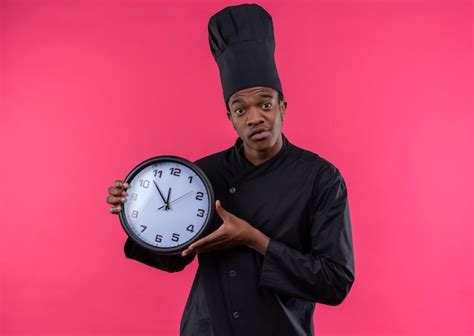 Jovem Confusa Cozinheira Afro Americana Em Uniforme De Chef Segurando