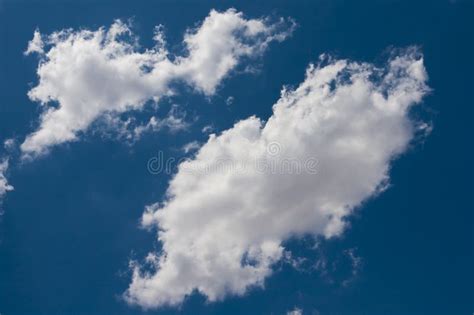 Nube De C Mulo Blanca Hinchada Aislada En Un Azul Claro Foto De Archivo