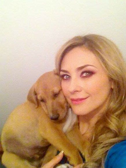 Aracely Ar Mbula Adopt Un Perrito Abandonado