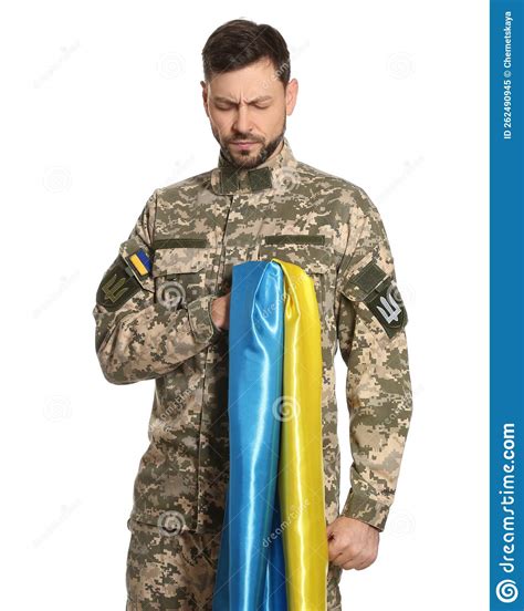 Soldado De Uniforme Militar Bandeira Ucraniana Em Fundo Branco