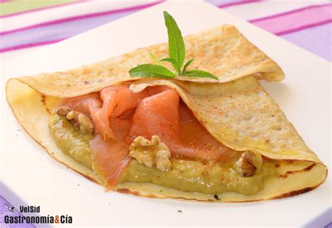 Crepes de salmón aguacate y hierba luisa Gastronomía Cía