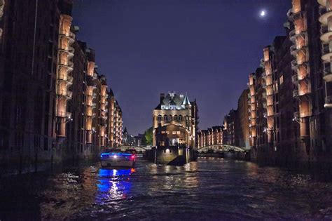 Lichterrundfahrt Bei Nacht Ber Den Hafen Hamburgs