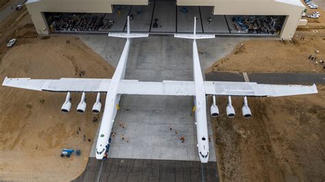 Stratolaunch World S Largest Ever Airplane Completes First Runway