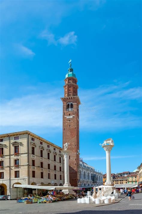 La Gente Camina Por La Piazza Del Signori En Vicenza Foto De Archivo