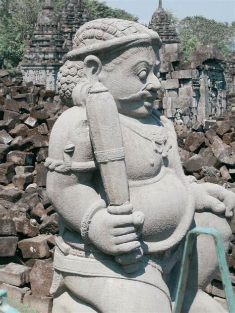 Membongkar Mitos Candi Sewu Kekuatan Magis Arca Dwarapala Yang