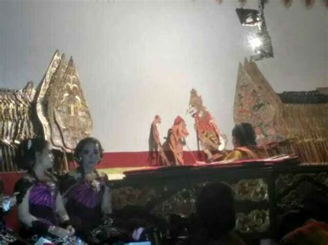 PUNCAK ACARA 17 AN DESA KROYA DIMERIAHKAN PENTAS WAYANG KULIT