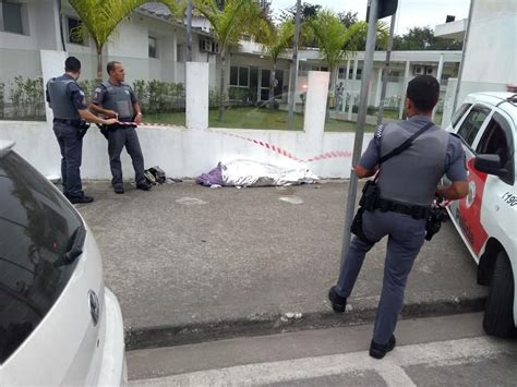 Morador de rua é encontrado morto na porta de hospital em SP Santos e