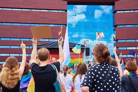 La Gente Se Agolpa Con Banderas Del Arco Iris Lgbtq En Una Demostraci N