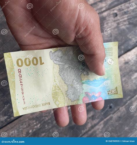 Nuevo Billete De Mil Rupias En Mano Imagen De Archivo Imagen De Rupia