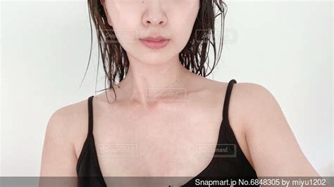 カメラに向かってポーズをとる女性の写真・画像素材 6848305 Snapmart（スナップマート）