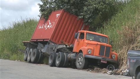 Caminh O Que Transportava Cont Iner Toneladas De Arroz Tomba No