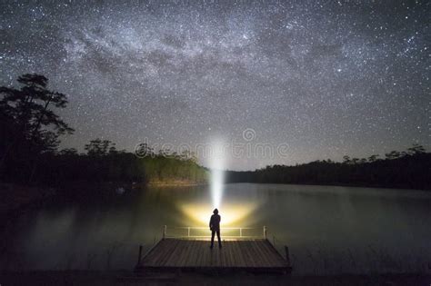 Mani Re Laiteuse Ciel Nocturne Et Silhouette D Un Homme Debout Image