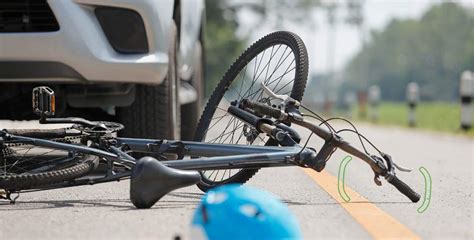 Colisão entre carro e bicicleta deixa ciclista gravemente ferido no