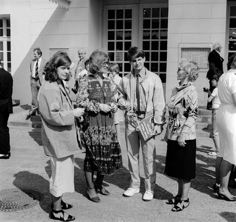 DDR Bildarchiv Berlin Jugendweihe Vor Dem Deutsches Theater In