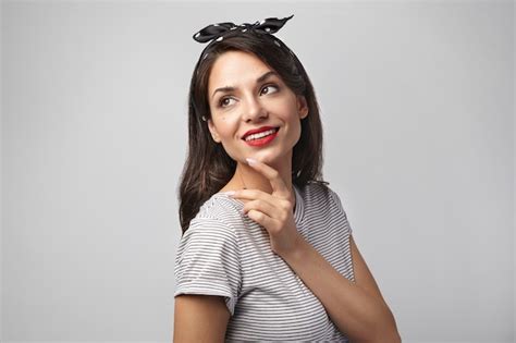 Retrato De Una Mujer Expresiva Posando En El Estudio Foto Gratis