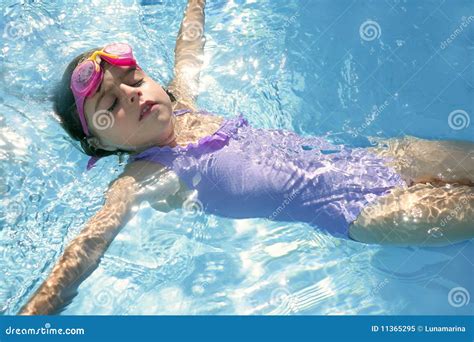 Belle Natation De Fille Sur Le Regroupement Bleu Image Stock Image Du