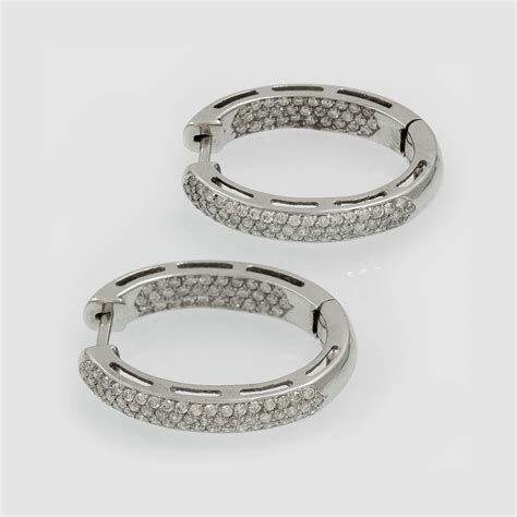 Brinco argola oval pavê 0 80 ct de diamantes em ouro branco