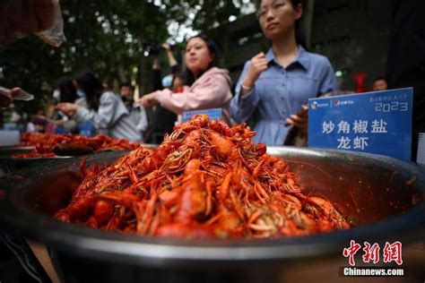 别人家的学校 南京一高校毕业季龙虾盛宴火热登场 搜狐大视野 搜狐新闻