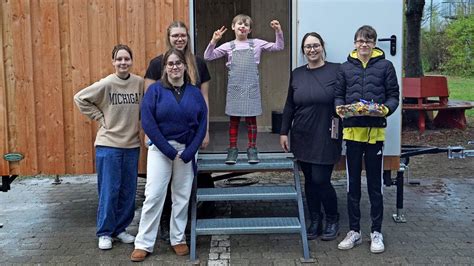 Brandenburg An Der Havel Kinder Aus Dem Sos Kinderdorf Bauen Bauwagen Aus