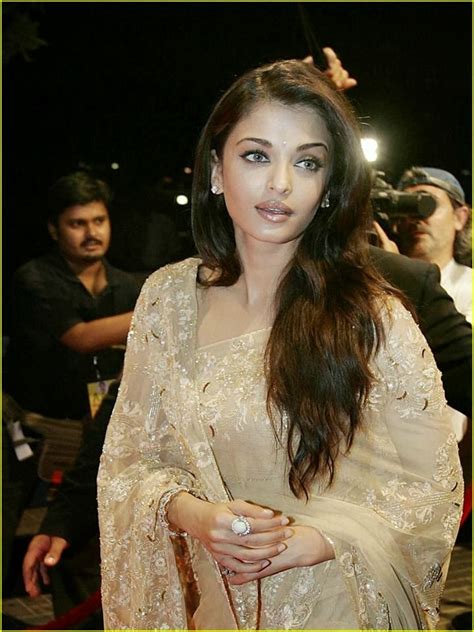 Aishwarya Rai Looks Hot And Sizzling In Saree Hd Pics Bollywood Addaa Latest Bollywood Hot