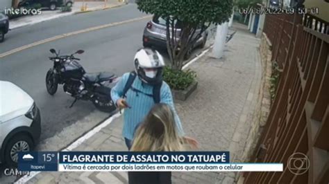 Ladrões em moto roubam celular em plena luz do dia no Tatuapé Zona