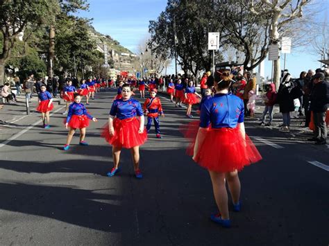 Frane Freddo E Vento Sul Carnevale Di Maiori Non Sfilano I Carri