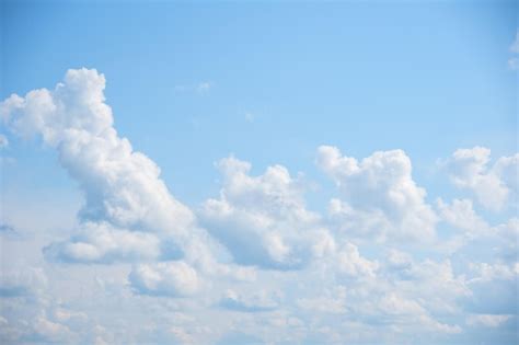 Fondo de cielo azul con cúmulos blancos y esponjosos panorama de nubes