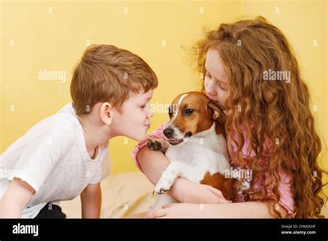 Petite Fille Embrassant Une Fille Banque De Photographies Et Dimages