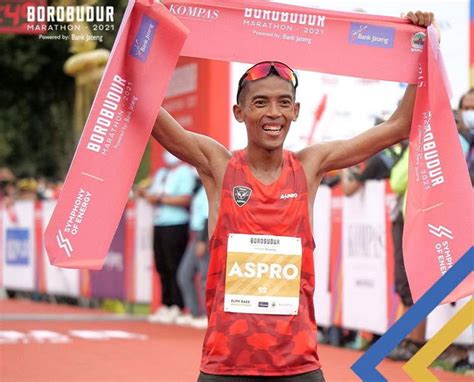 Agus Prayogo Dan Odekta Naibaho Juara Borobudur Marathon Solopos