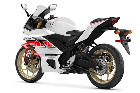 2022 Yamaha R15 Red