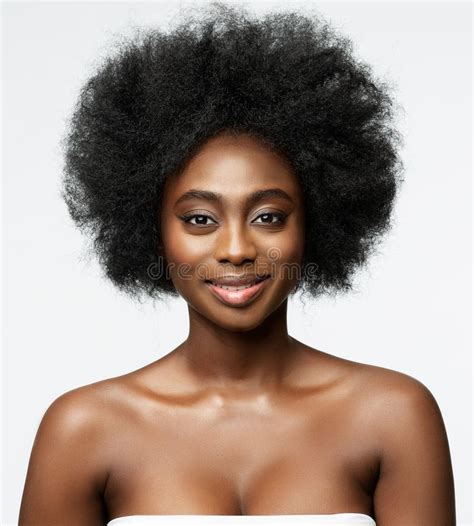 Mujer Africana Cierra Retrato Sobre Blanco Modelo De Belleza De Piel